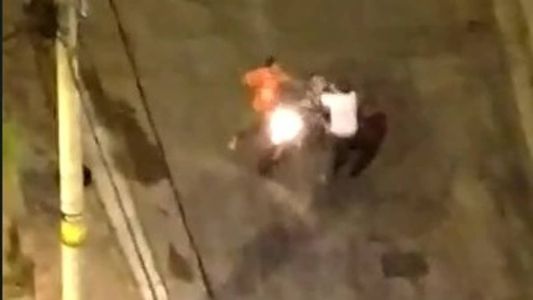 Entregador relata que machucou o joelho e agrediu os clientes de volta para se defender