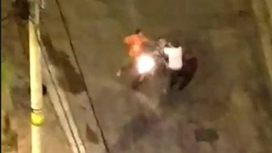 Entregador relata que machucou o joelho e agrediu os clientes de volta para se defender