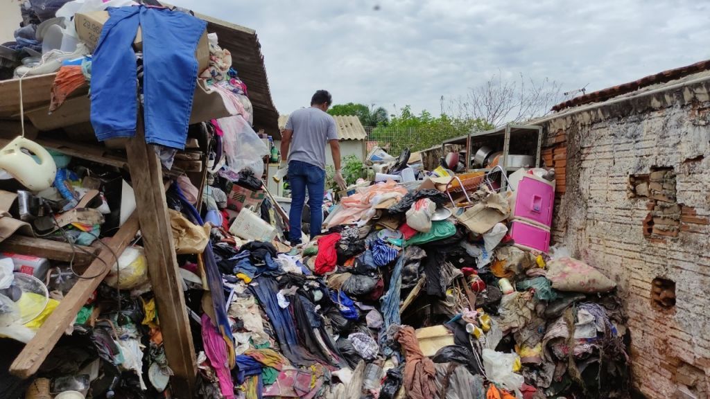 Casal de idosos é detido durante retirada de 30 toneladas de entulho de casa, em Araçatuba (SP)