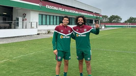 Enzo ao lado do pai, Marcelo, no CT do Fluminense