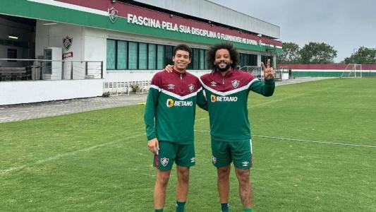 Enzo ao lado do pai, Marcelo, no CT do Fluminense