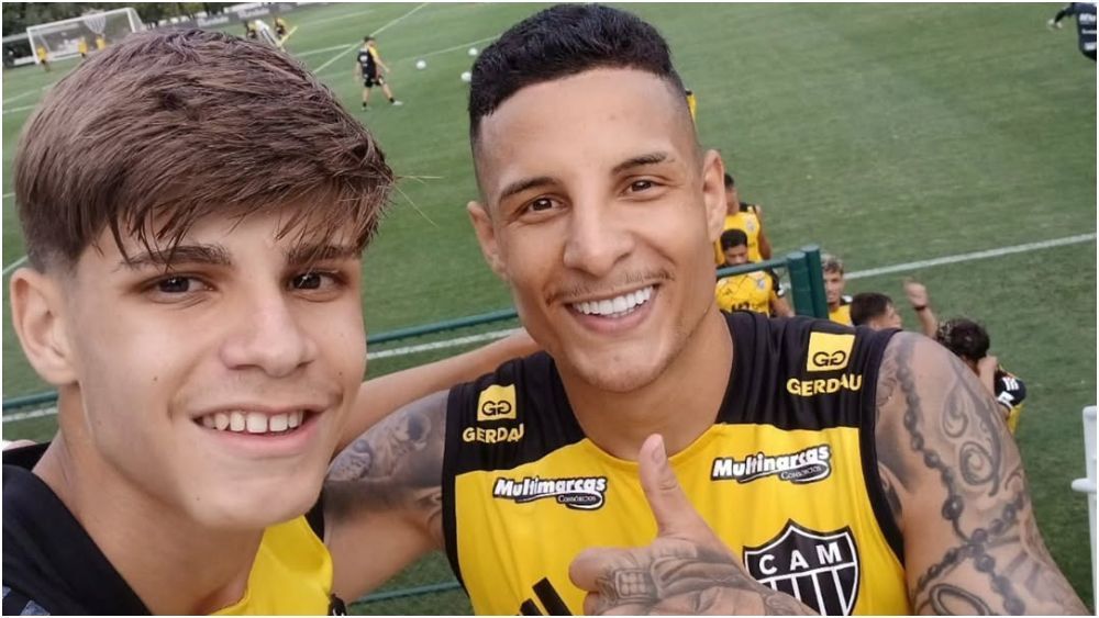 Jovem destaque do sub-15 do Atlético comemora após primeiro treino com profissional