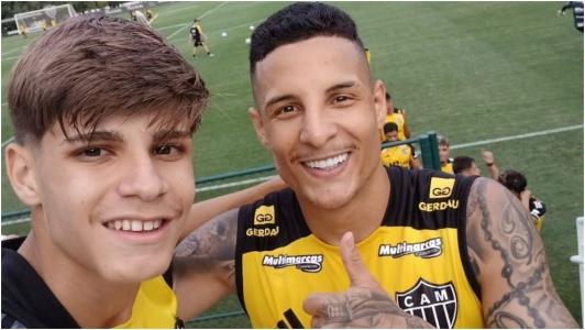Enzo Peterson, destaque do time sub-15 do Atlético, ao lado de Guilherme Arana