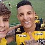 Jovem destaque do sub-15 do Atlético comemora após primeiro treino com profissional