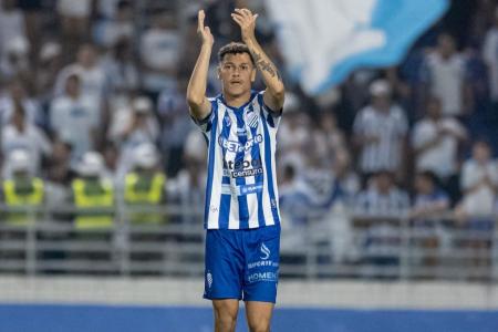 Lateral-esquerdo Enzo em campo pelo CSA
