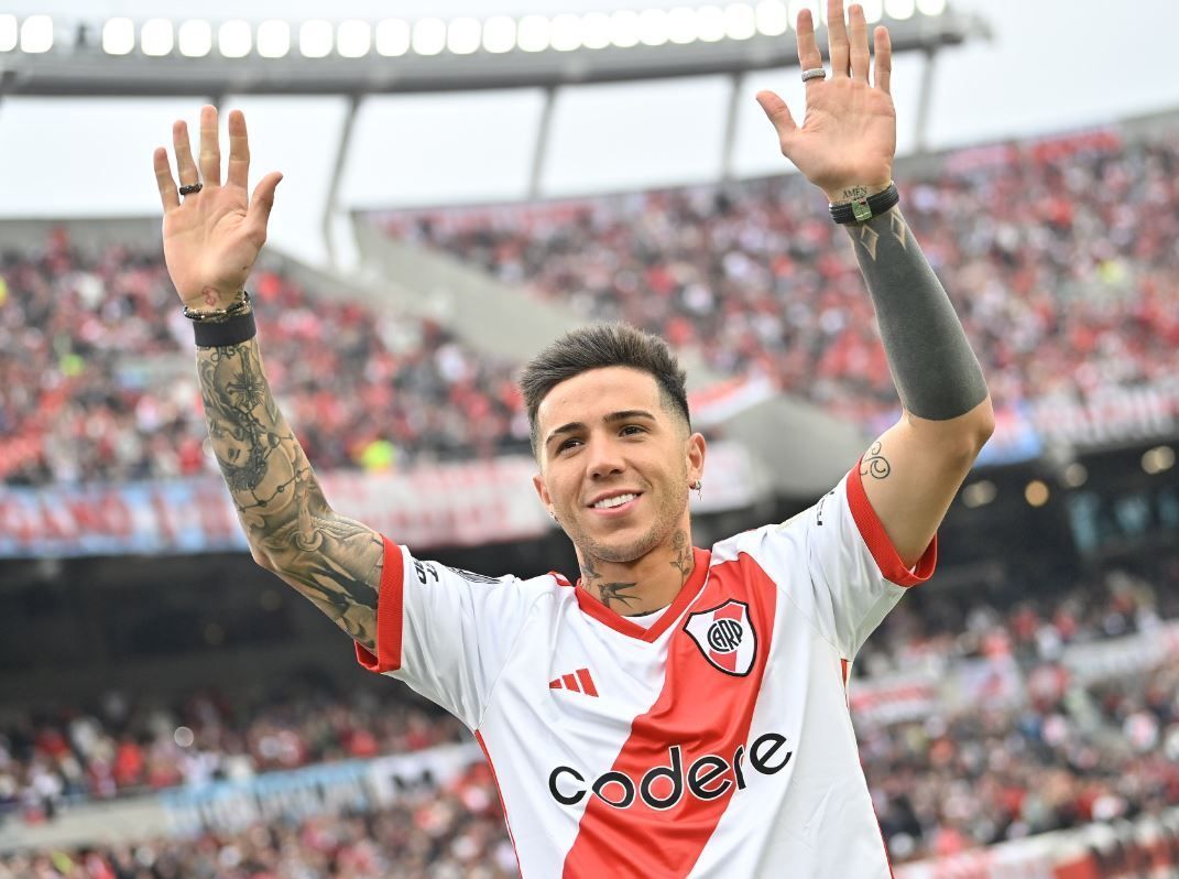 Torcedores do River Plate cantam música racista durante homenagem para jogador