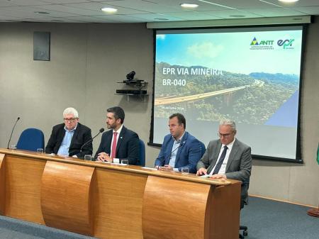 Reunião da EPR Via Mineira. Na imagem, quatro homens brancos sentados em uma bancada.