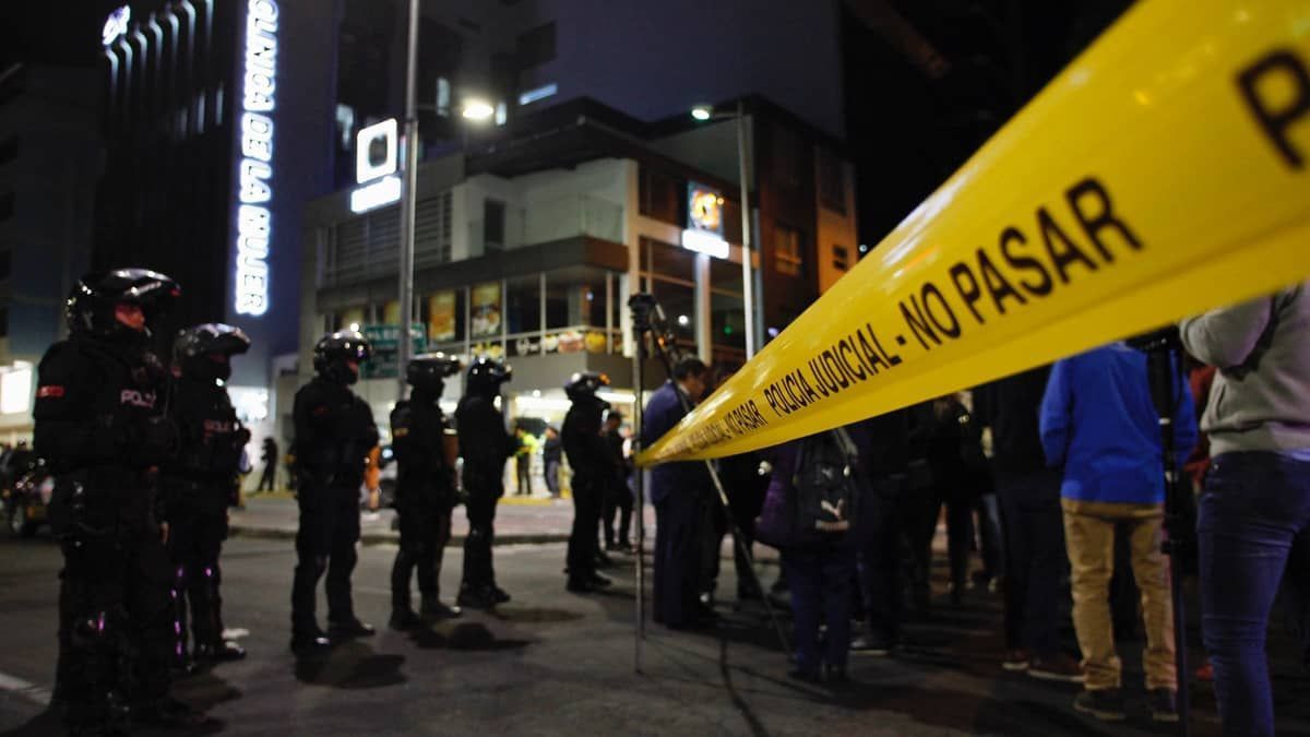 Equador declara estado de exceção após assassinato de candidato à presidência e mantém eleições
