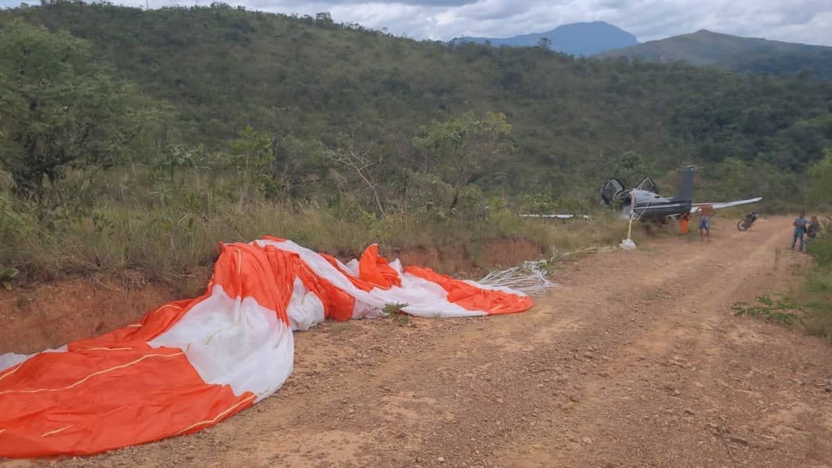 Vídeos: avião faz pouso forçado em mata de Sabará, região metropolitana de Belo Horizonte