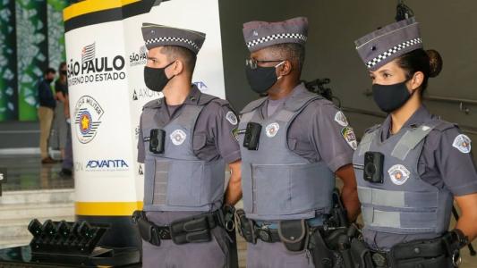 Equipamentos nas fardas dos policiais registram áudio e vídeo