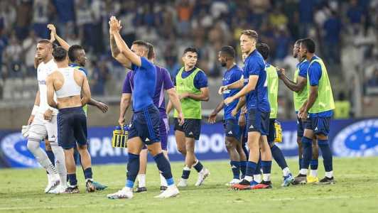 Equipe aplaudiu torcida ao final do jogo