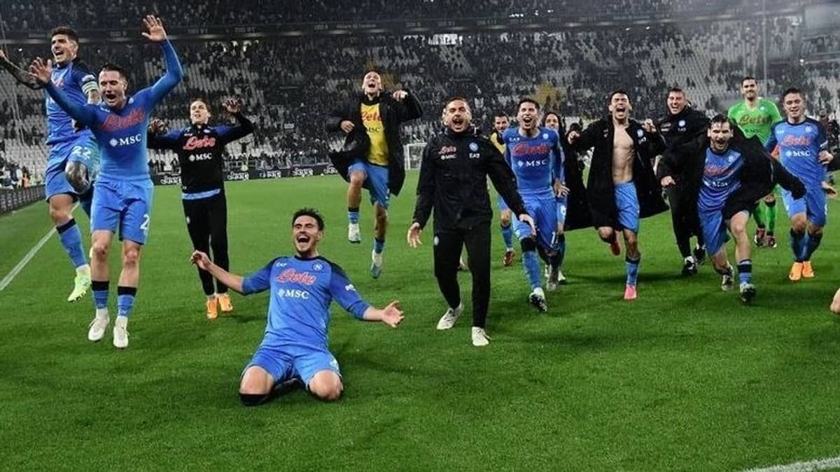Torcida do Napoli faz festa para receber time praticamente campeão na Itália