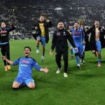 Torcida do Napoli faz festa para receber time praticamente campeão na Itália