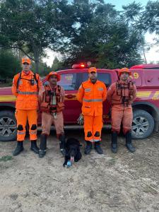 Equipe do Corpo de Bombeiros de Minas Gerais em Montes Claros, e o cão Zeus