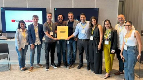 Equipe da Itatiaia recebe a placa de ouro de 1 milhão de inscritos na sede do Google