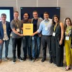 Itatiaia recebe placa de 1 milhão de inscritos na sede do Youtube