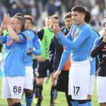 Líder Napoli aproveita erros do Spezia, vence por 3 a 0 e pode abrir 16 pontos