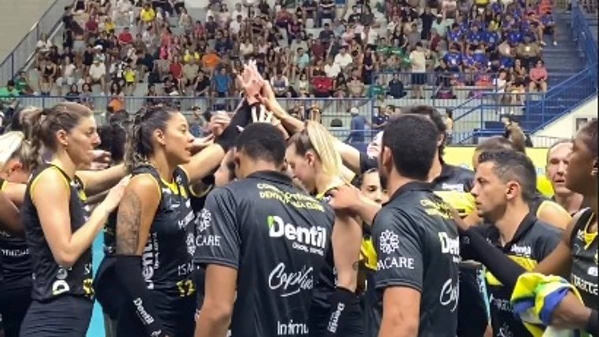 Vôlei: Praia Clube perde para o Barueri mas mantém liderança na Superliga Feminina