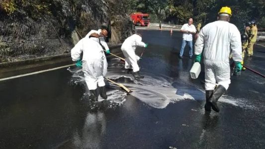 Equipe limpa local de acidente com caminhão-tanque