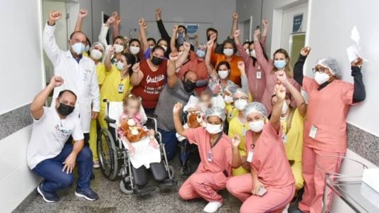 Equipe médica envolvida na cirurgia e acompanhamento comemoram a alta
