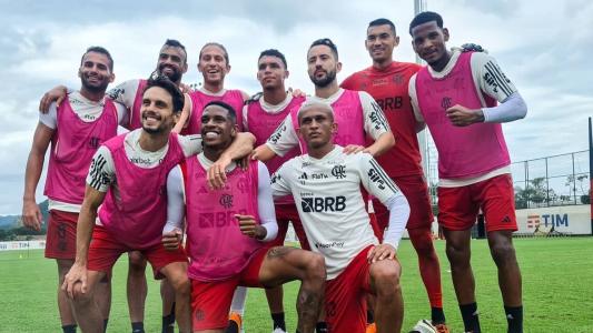 Equipe vencedora em atividade "pegada" do Flamengo, no Ninho do Urubu