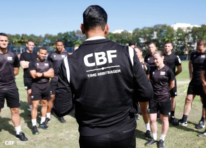 Equipe de arbitragem da CBF durante treinamento