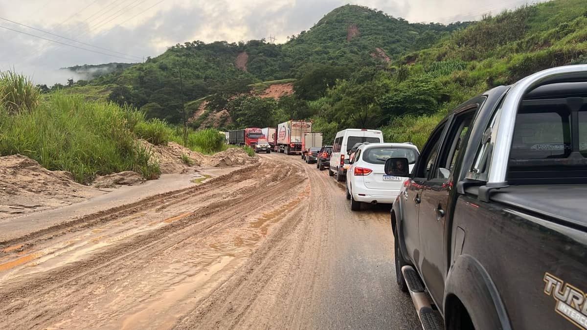 Vídeo: queda de barranco na rodovia interdita parcialmente BR-381 em Jaguaraçu 