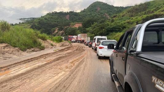 Equipes da Polícia Rodoviária Federal e Exército atuam no trecho para retirada da lama
