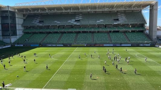 Equipes de Ferroviária e Athletic no aquecimento, no Independência