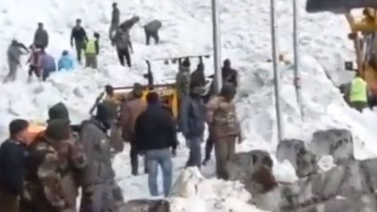 Equipes de socorro buscam vítimas
