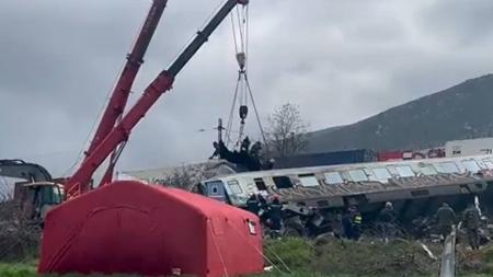 Equipes de socorro trabalham no resgate às vítimas