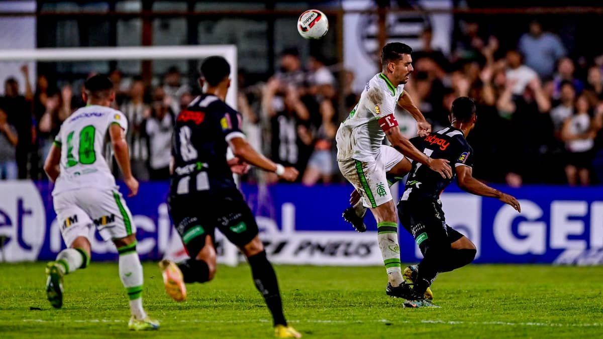 América marca primeiro, mas tem um expulso e cede empate ao Athletic pelo Mineiro