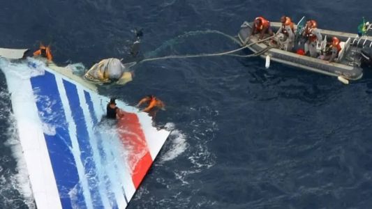 Equipes resgataram partes do avião no Oceano Atlântico