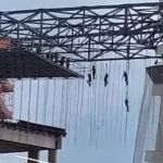 Vídeo: operários de obra ficam pendurados a 140 metros de altura; uma pessoa morreu
