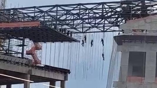 De acordo com o Corpo de Bombeiros, um dos funcionários morreu, após despencar da estrutura