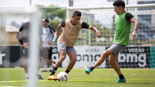 Erick (à esquerda) volta ao Ceará contra o Ituano depois de cumprir suspensão
