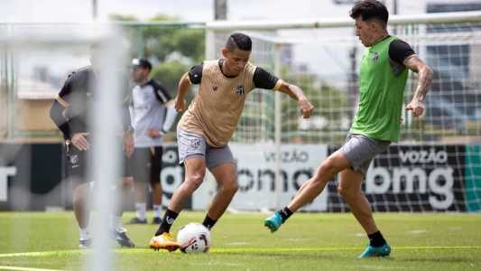 Erick (à esquerda) volta ao Ceará contra o Ituano depois de cumprir suspensão