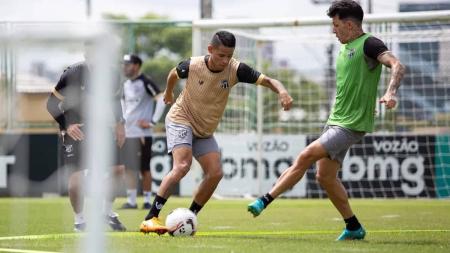 Erick (à esquerda) volta ao Ceará contra o Ituano depois de cumprir suspensão