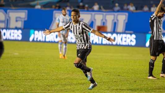 Erick comemora o segundo gol do Ceará na vitória de 3 a 1 sobre o Londrina, pela Série B