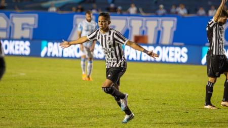 Erick comemora o segundo gol do Ceará na vitória de 3 a 1 sobre o Londrina, pela Série B