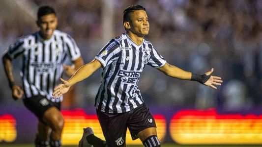 Erick comemora seu gol na vitória de 3 a 1 sobre o Londrina, pela Série B