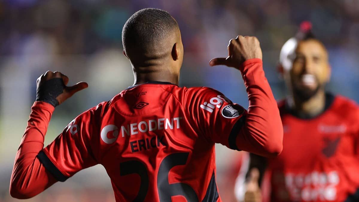 Erick se agrada com interesse do Corinthians e pede liberação ao Athletico