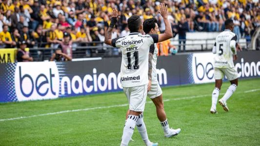 Erick, do Ceará, comemora gol contra o Criciúma; rival nesta quarta será o Londrina