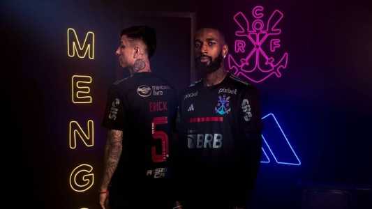 Erick Pulgar e Gerson com o novo terceiro uniforme do Flamengo