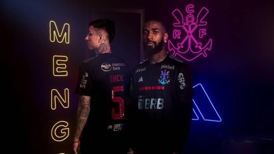 Erick Pulgar e Gerson com o novo terceiro uniforme do Flamengo