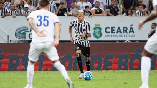 Erick, que é pretendido pelo São Paulo, com a bola no empate entre Ceará e Avaí, no Castelão