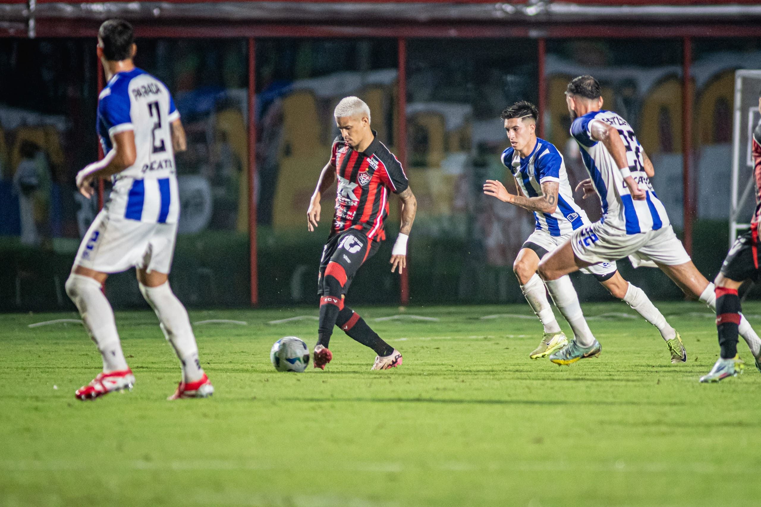 Vitória joga melhor, mas perde para o Cerro Largo pela Sul-Americana