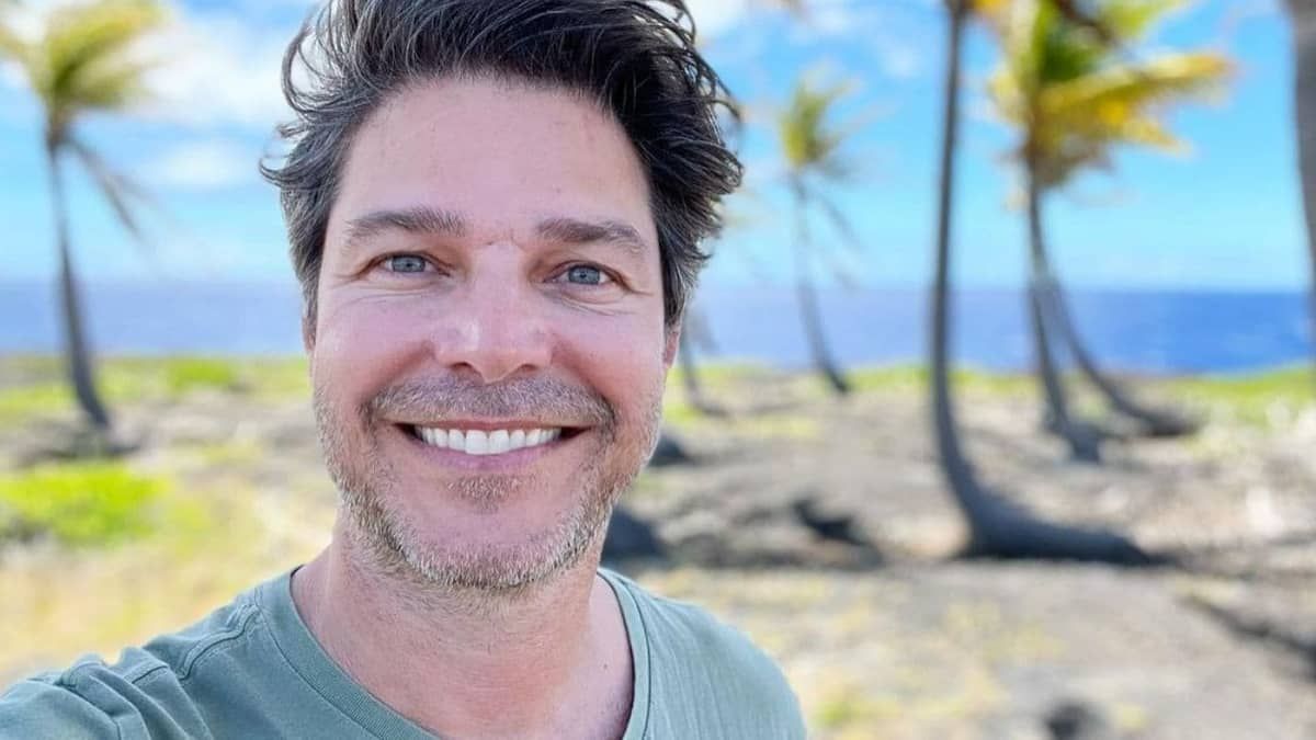 Ex-ator global, Erik Marmo trabalha nos Estados Unidos entregando flores 