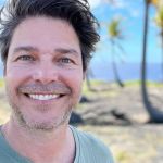 Ex-ator global, Erik Marmo trabalha nos Estados Unidos entregando flores 