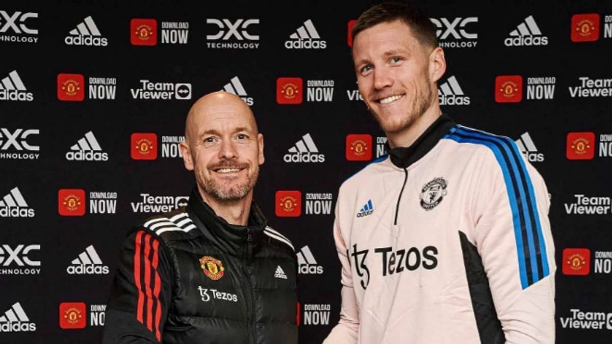 Manchester United anuncia a contratação de atacante holandês Weghorst